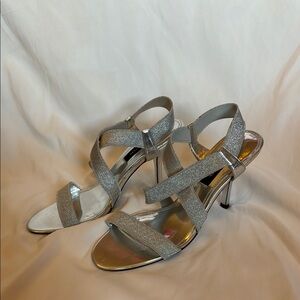 Nina Elegant Silver Strappy Heels Glitter Sheen
Women’s Size 8M